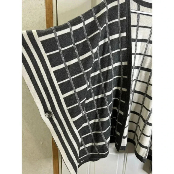 CABI Gray Cream Windowpane Plaid Reversible Tower Wrap Poncho Cardigan M/L Soft - Picture 4 of 8